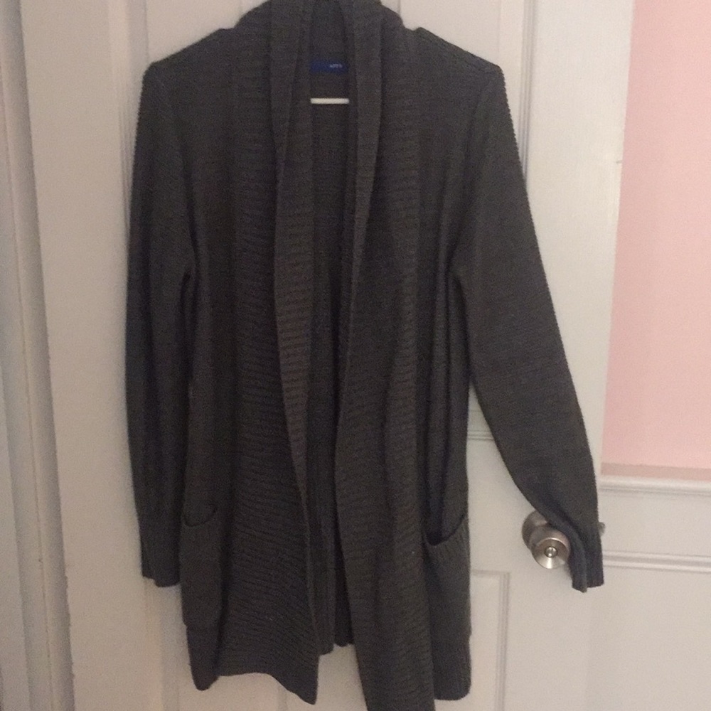 Pretty Apt. 9 Sweater! Has pockets!